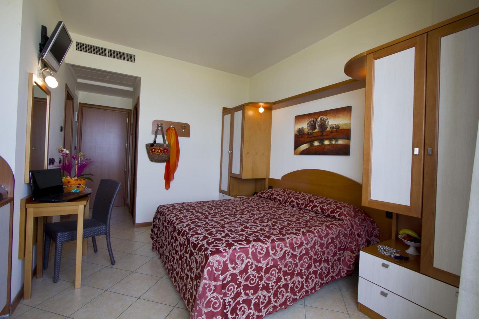 Hotel Palm Beach B&B Sea View Римини Екстериор снимка