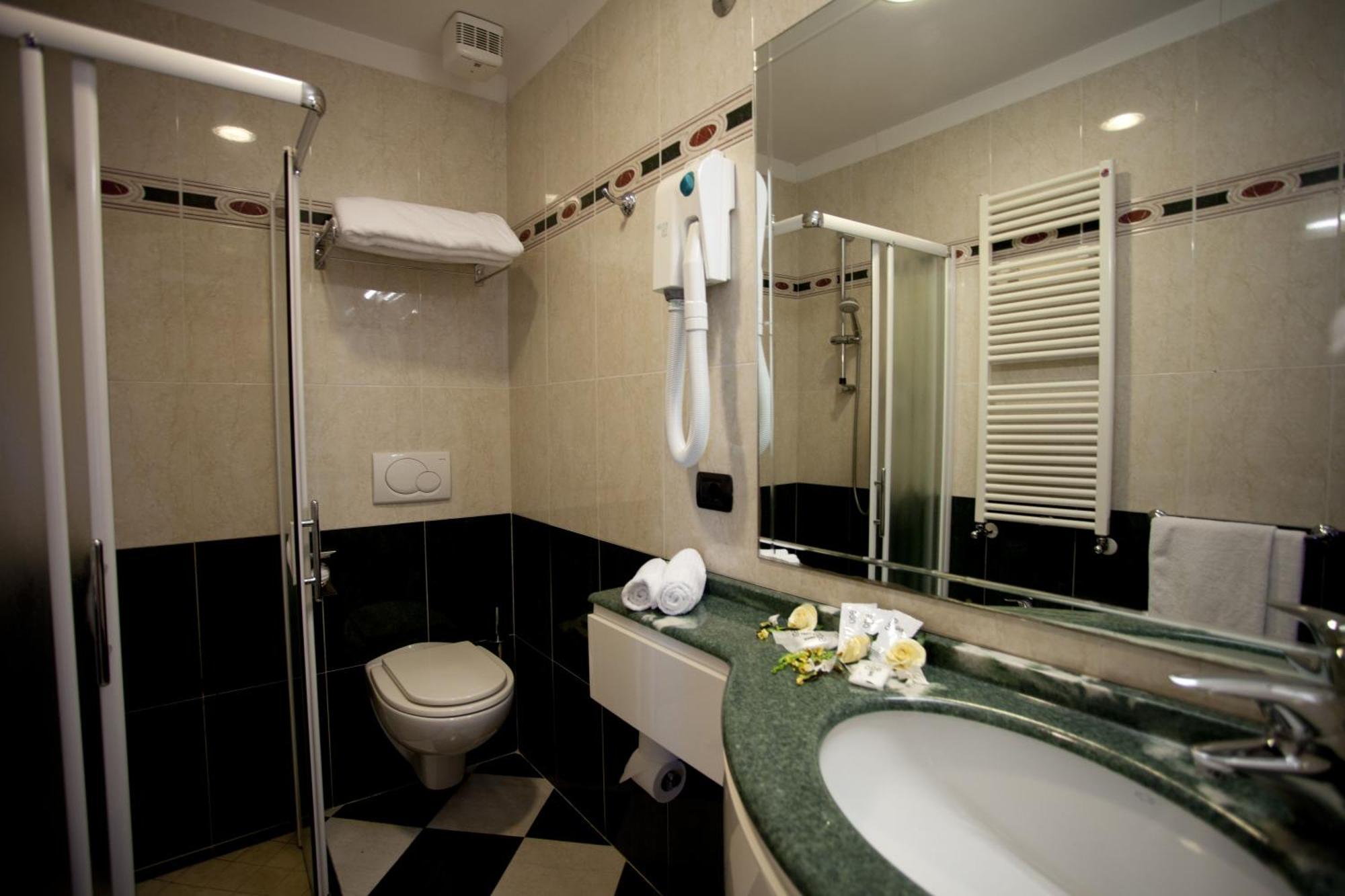 Hotel Palm Beach B&B Sea View Римини Екстериор снимка