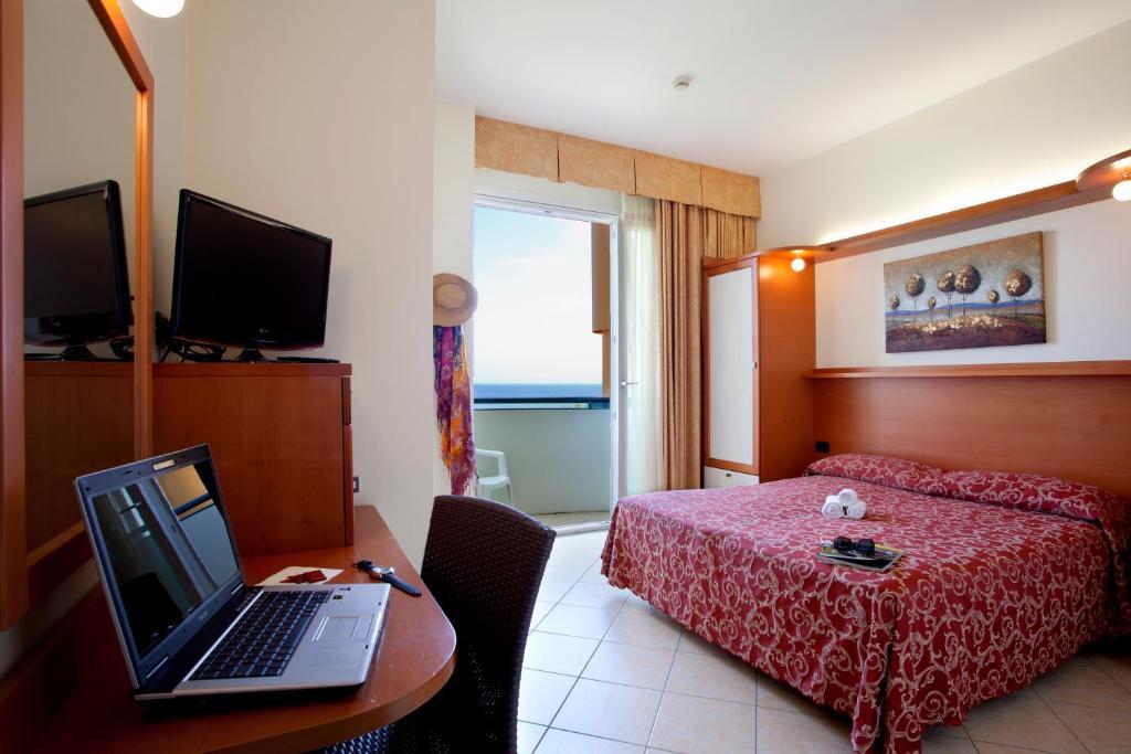 Hotel Palm Beach B&B Sea View Римини Стая снимка