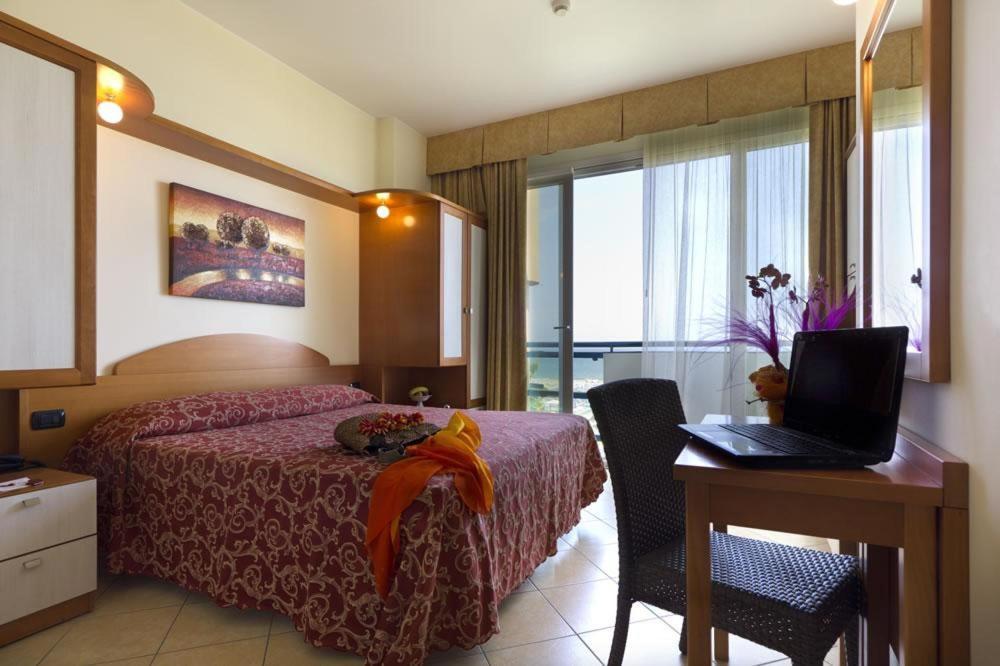 Hotel Palm Beach B&B Sea View Римини Екстериор снимка