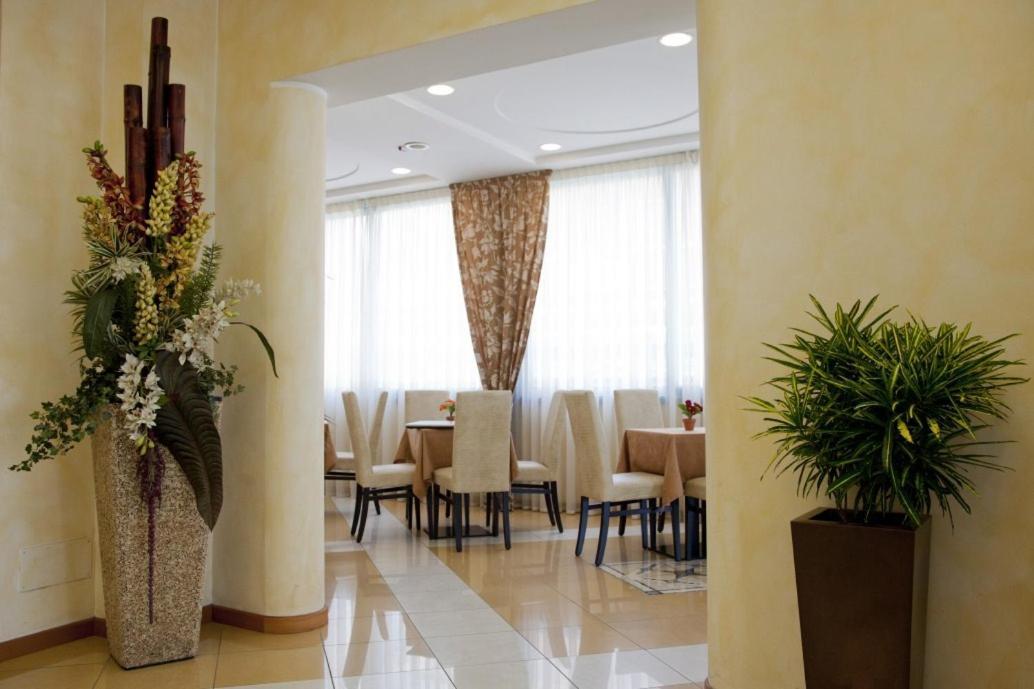 Hotel Palm Beach B&B Sea View Римини Екстериор снимка