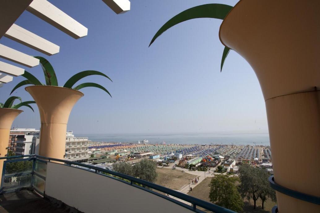 Hotel Palm Beach B&B Sea View Римини Екстериор снимка