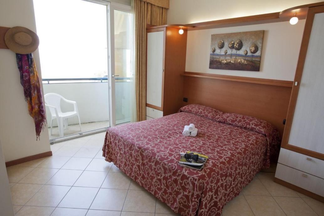 Hotel Palm Beach B&B Sea View Римини Екстериор снимка