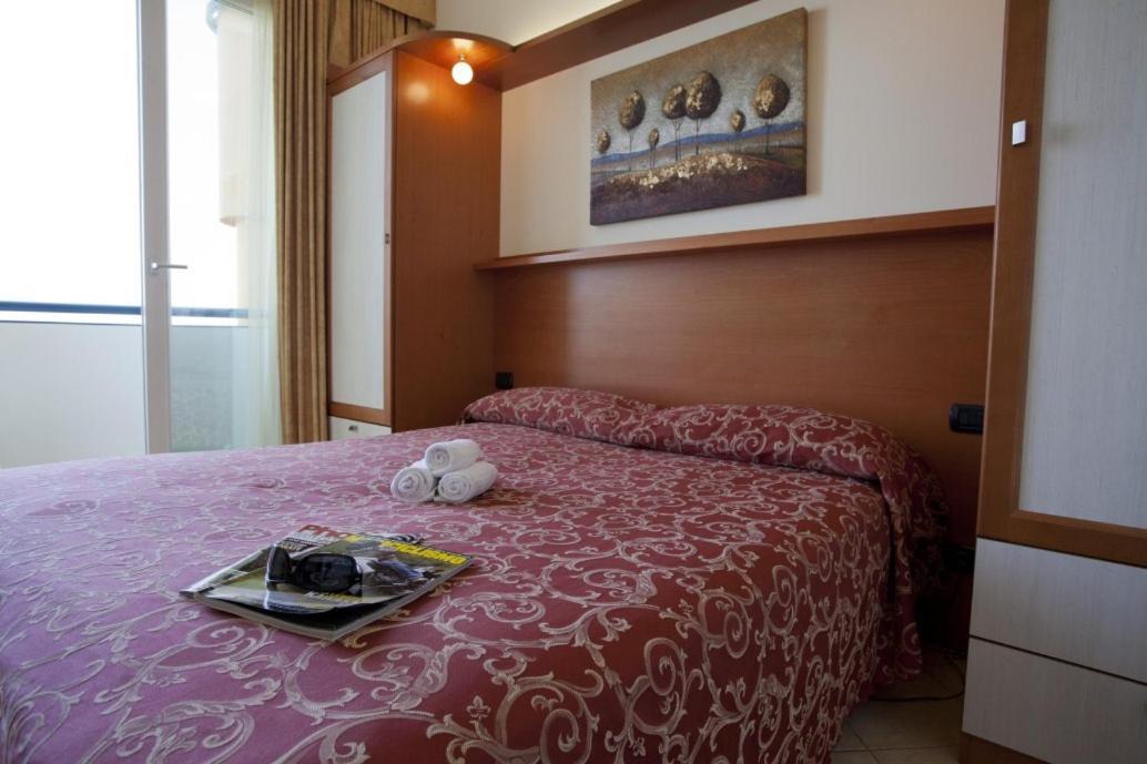 Hotel Palm Beach B&B Sea View Римини Екстериор снимка