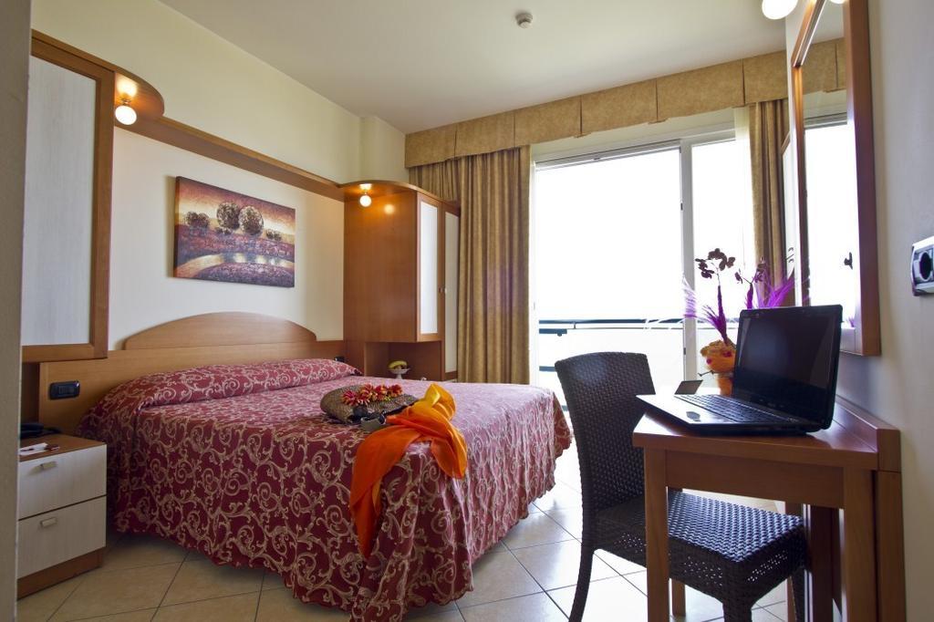 Hotel Palm Beach B&B Sea View Римини Екстериор снимка