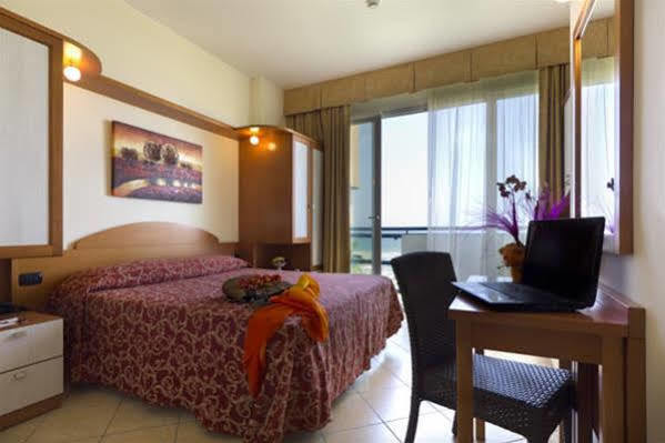 Hotel Palm Beach B&B Sea View Римини Екстериор снимка